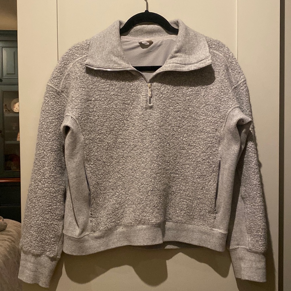 Activewear sweater with pockets